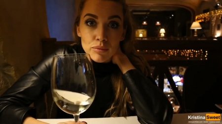 Красотка отсосала пикаперу после бокала вина