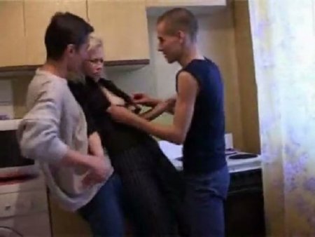 Два соседа изнасиловали девушку на кухне комунналке