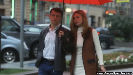 Девка быстро попала в сети пикапера с зонтом